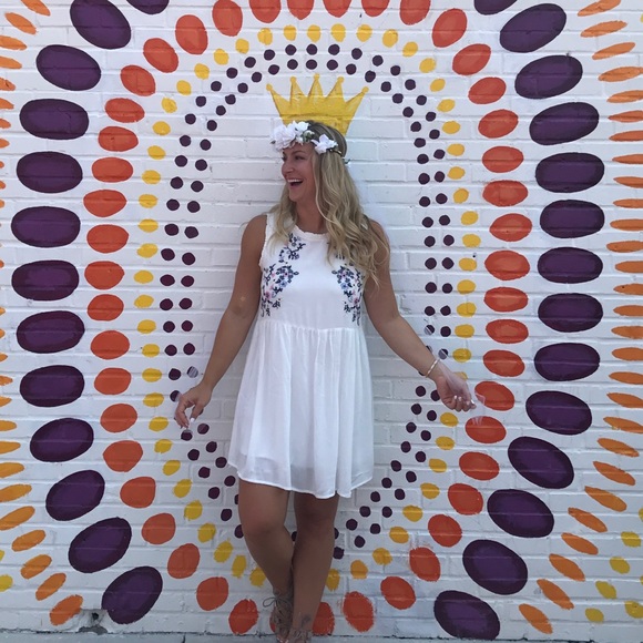 White dress with flower details - Picture 1 of 3